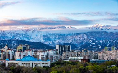 Kazakistan 'ın en büyük metropolü olan Almatı, Trans-Ili Alatau dağlarının eteklerinde yer alıyor. 1997 yılına kadar ülkenin başkenti olarak hizmet verdi ve Kazakistan 'ın ticaret ve kültür merkezi olmaya devam ediyor.