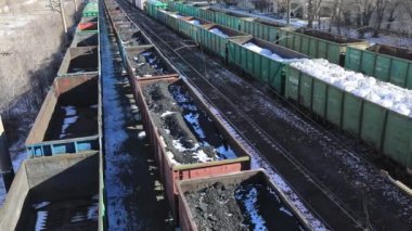 Kazakistan 'ın Ekibastuz kentindeki bir istasyonda kömür tezgahlı demiryolu yük vagonları.