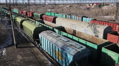 Kazakistan 'ın Ekibastuz kentindeki bir istasyonda kömür tezgahlı demiryolu yük vagonları.