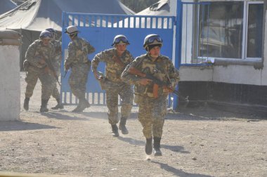 Kazakistan 'ın Almaty bölgesindeki askeri barış güçlerinin öğretileri. 23.09.2008