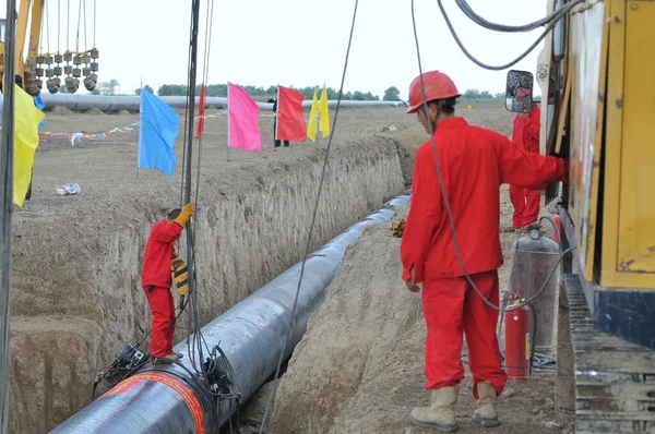 Almaty bölgesinde Kazakistan-Çin doğal gaz boru hattının açılışı. 07.10.2007