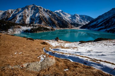 Büyük Almaty Gölü doğal alp rezervuarıdır. Kazakistan 'ın başkenti Almaty' den 15 km güneydeki Trans-Ili Alatau dağlarında yer alır. Göl deniz seviyesinden 2511 metre yükseklikte..