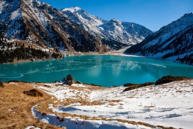 Büyük Almaty Gölü doğal alp rezervuarıdır. Kazakistan 'ın başkenti Almaty' den 15 km güneydeki Trans-Ili Alatau dağlarında yer alır. Göl deniz seviyesinden 2511 metre yükseklikte..