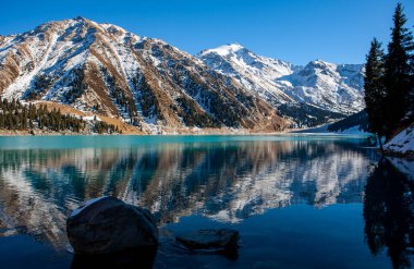 Büyük Almaty Gölü doğal alp rezervuarıdır. Kazakistan 'ın başkenti Almaty' den 15 km güneydeki Trans-Ili Alatau dağlarında yer alır. Göl deniz seviyesinden 2511 metre yükseklikte..