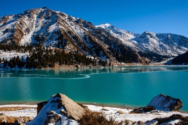 Büyük Almaty Gölü doğal alp rezervuarıdır. Kazakistan 'ın başkenti Almaty' den 15 km güneydeki Trans-Ili Alatau dağlarında yer alır. Göl deniz seviyesinden 2511 metre yükseklikte..