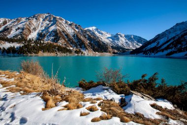 Büyük Almaty Gölü doğal alp rezervuarıdır. Kazakistan 'ın başkenti Almaty' den 15 km güneydeki Trans-Ili Alatau dağlarında yer alır. Göl deniz seviyesinden 2511 metre yükseklikte..