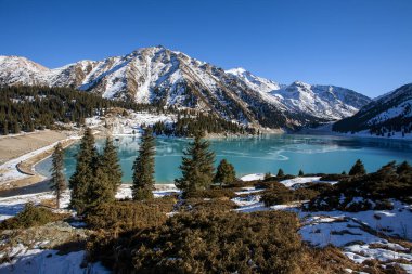 Büyük Almaty Gölü doğal alp rezervuarıdır. Kazakistan 'ın başkenti Almaty' den 15 km güneydeki Trans-Ili Alatau dağlarında yer alır. Göl deniz seviyesinden 2511 metre yükseklikte..