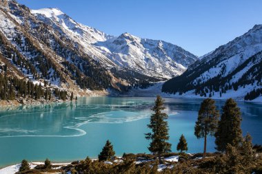 Büyük Almaty Gölü doğal alp rezervuarıdır. Kazakistan 'ın başkenti Almaty' den 15 km güneydeki Trans-Ili Alatau dağlarında yer alır. Göl deniz seviyesinden 2511 metre yükseklikte..