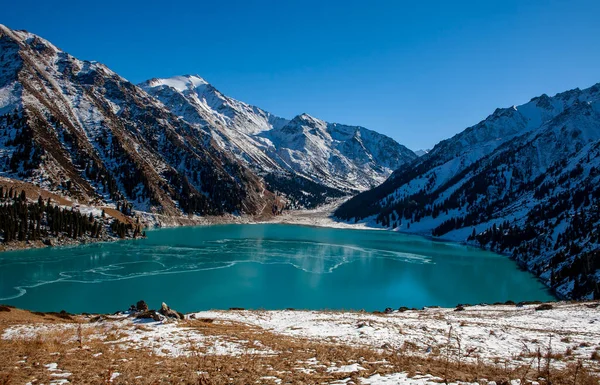 Большое Алматинское Озеро Является Природным Альпийским Водохранилищем Расположен Горах Заилийского — стоковое фото