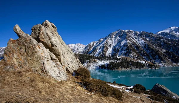 ビッグアルマティ湖は天然の高山貯水池です それは カザフスタンのアルマティの中心部から南に15キロのTrans Ili Alatau山に位置しています 湖は海抜2511メートルです — ストック写真