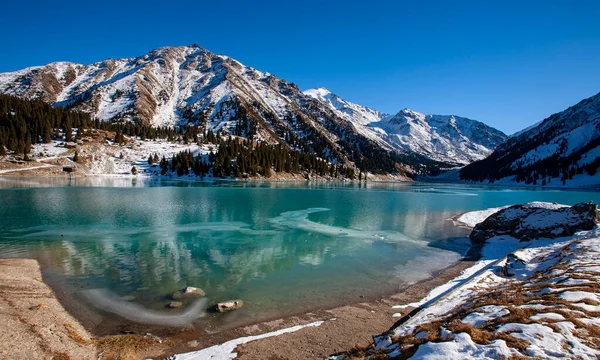 Büyük Almaty Gölü doğal alp rezervuarıdır. Kazakistan 'ın başkenti Almaty' den 15 km güneydeki Trans-Ili Alatau dağlarında yer alır. Göl deniz seviyesinden 2511 metre yükseklikte..