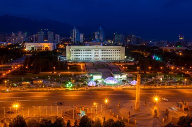 Almaty, Kazakistan 'ın en büyük metropolü Trans-Ili Alatau dağlarının eteklerinde kurulmuştur.. 