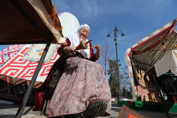 Казахстан Путешествия Флаг Музыка Традиции Веселье Карнавал Улица Фана Костюм — стоковое фото