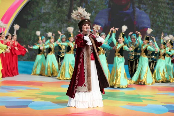 Kazakhstan Perjalanan Bendera Musik Tradisi Menyenangkan Karnaval Jalan Asia Kostum — Stok Foto
