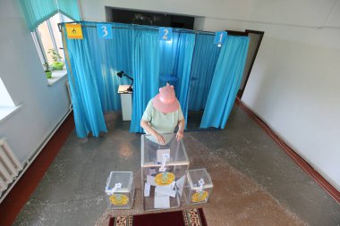 Kazakistan 'da seçimler, iki organa ayrılan Cumhurbaşkanı ve Parlamento' yu seçmek için ulusal düzeyde yapılıyor: Majilis ve Senato. 07.25.2021.