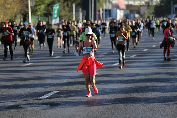 マラソンは カザフスタンのアルマティの中心部にあるマラソン42 195 Kmの長距離歩行レースです — ストック写真