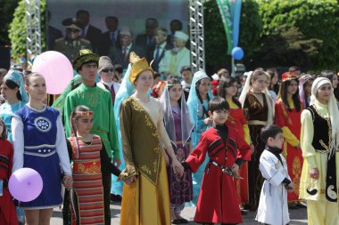 Almatı 'daki Kazakistan' da Uluslararası İşçi Bayramı, pek çok ülkede İşçi Bayramı olarak da bilinir ve genellikle Mayıs Bayramı olarak adlandırılır. Mayıs. Bir. 2011.