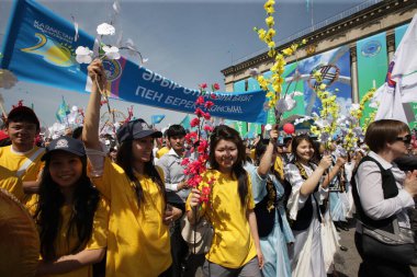Almatı 'daki Kazakistan' da Uluslararası İşçi Bayramı, pek çok ülkede İşçi Bayramı olarak da bilinir ve genellikle Mayıs Bayramı olarak adlandırılır. Mayıs. Bir. 2011.