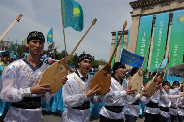 Almatı 'daki Kazakistan' da Uluslararası İşçi Bayramı, pek çok ülkede İşçi Bayramı olarak da bilinir ve genellikle Mayıs Bayramı olarak adlandırılır. Mayıs. Bir. 2011.