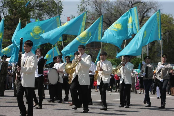 哈萨克斯坦在阿拉木图的国际劳动节 在大多数国家也称为劳动节 通常称为五一节 梅May 导言2011年 — 图库照片