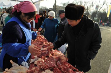 Almaty şehrinin merkezinde yemek fuarı. 16 Aralık 2007.