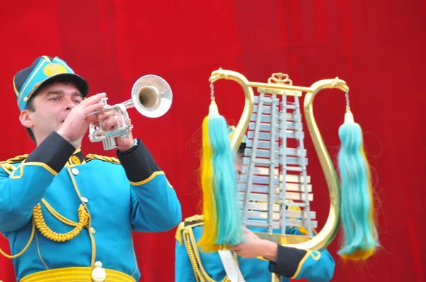 Almaty Şehir Günü, Almaty sakinleri için geleneksel bir bayram ve Almaty 'nin kültürel ve sosyal hayatının ayrılmaz bir parçası haline gelmiştir..