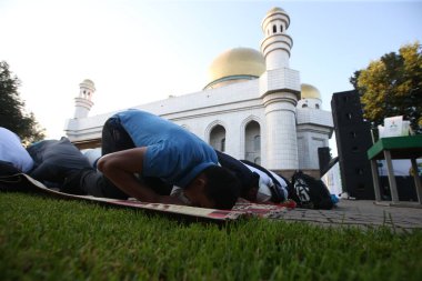 Kurban Bayramı İslam 'ın son iki bayramıdır. İbrahim 'in oğlu İsmail' i, Allah 'ın buyruğuna itaat göstergesi olarak kurban etmeye hazır oluşunu onurlandırır. 09.01.2017.
