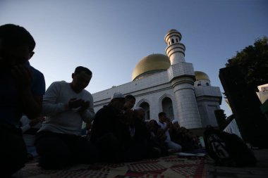 Kurban Bayramı İslam 'ın son iki bayramıdır. İbrahim 'in oğlu İsmail' i, Allah 'ın buyruğuna itaat göstergesi olarak kurban etmeye hazır oluşunu onurlandırır. 09.01.2017.