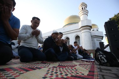 Kurban Bayramı İslam 'ın son iki bayramıdır. İbrahim 'in oğlu İsmail' i, Allah 'ın buyruğuna itaat göstergesi olarak kurban etmeye hazır oluşunu onurlandırır. 09.01.2017.
