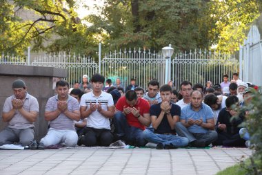 Kurban Bayramı, İslam içinde kutlanan iki resmi bayramın ikincisidir. İbrahim 'in oğlu İsmail' i, Allah 'ın buyruğuna itaat etmek amacıyla kurban etmesi onurdur. 01.09.2017.