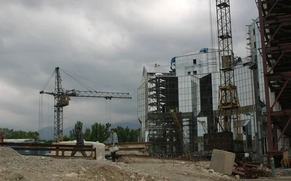 哈萨克斯坦阿拉木图市中心多层住宅楼的建设 — 图库照片