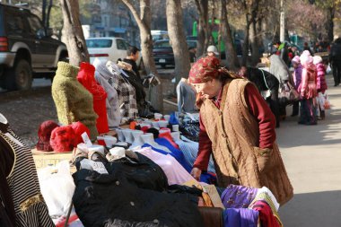 Kazakistan 'ın Almaty şehrinde yasadışı mal satışı. 05.11.2010.