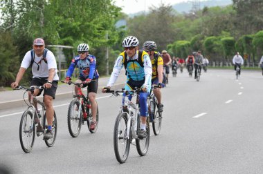 Kazakistan 'ın Almaty şehrinin merkezinde toplu bisiklet sürme. 07.05.2008.
