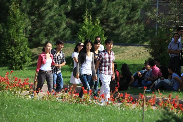 Φοιτητές Του Εθνικού Πανεπιστημίου Του Καζακστάν Στο Αλμάτι 2011 — Φωτογραφία Αρχείου