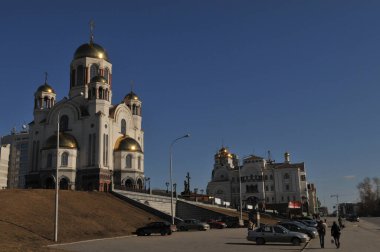 Yekaterinburg, Rusya 'da Ural Dağları' nın doğusunda bir şehirdir. Romanovların idamının yapıldığı yerde 21. yüzyılın başlarında inşa edilen Kanla ilgili altın kubbeli kilisesiyle bilinir. 04/30/2007