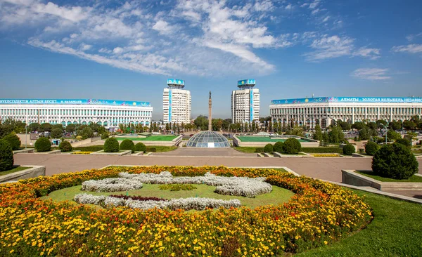 Kazakistan 'ın en büyük metropolü olan Almaty, Zailiyskiy Alatau' nun eteklerinde yer almaktadır. 16.9.2016