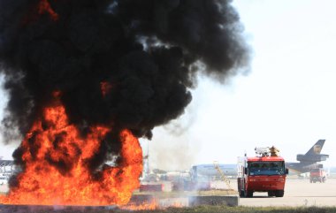 Kazakistan 'daki Almaty havaalanında acil durum tatbikatları. 05.09.2011.