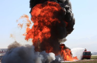 Kazakistan 'daki Almaty havaalanında acil durum tatbikatları. 05.09.2011.
