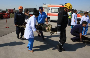 Kazakistan 'daki Almaty havaalanında acil durum tatbikatları. 05.09.2011.