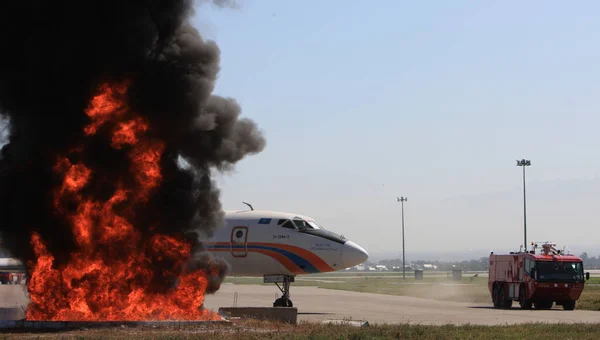 カザフスタンのアルマトイ空港での緊急部隊の演習 2011 — ストック写真