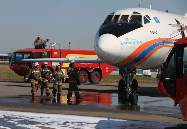 カザフスタンのアルマトイ空港での緊急部隊の演習 2011 — ストック写真