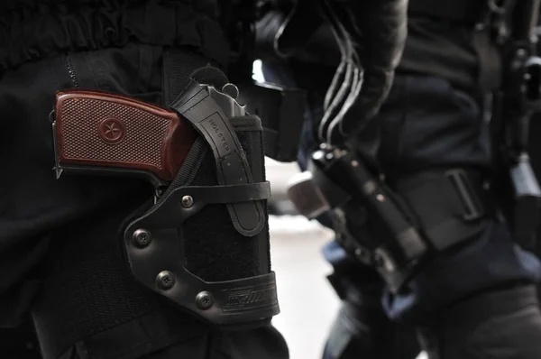 Sebuah Pistol Makarov Berbobot Pada Lengan Seorang Polisi Almaty Kazakhstan — Stok Foto