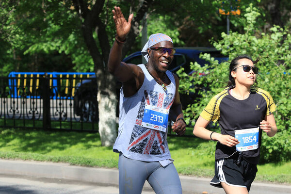 Марафон - забег на длинные дистанции с дистанцией 42,195 км, марафон в центре Алма-Аты, Казахстан, 23 февраля 2016 г..