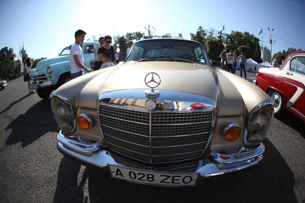 Festival Vintage Cars Central Square Almaty Kazakhstan 2016 — Foto de Stock