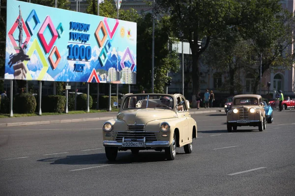 Festival Vintage Cars Central Square Almaty Kazakhstan 2016 —  Fotos de Stock