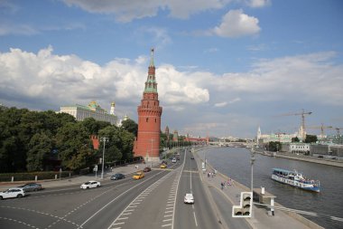 Moscow, located on the banks of the Moskva River in western Russia. At its historical center is the Kremlin, the complex that houses the president. Behind its walls is Red Square, the symbolic center of Russia. 07.22.2019