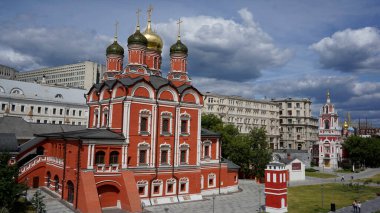 Moscow, located on the banks of the Moskva River in western Russia. At its historical center is the Kremlin, the complex that houses the president. Behind its walls is Red Square, the symbolic center of Russia. 06.29.2019