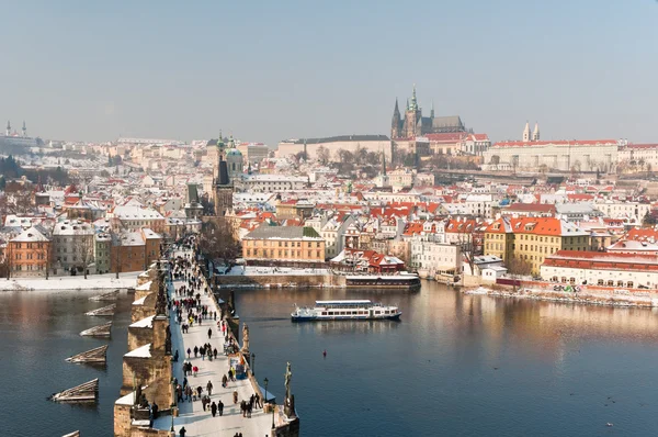 Ponte Carlo e Castello di Praga in inverno — Foto Stock