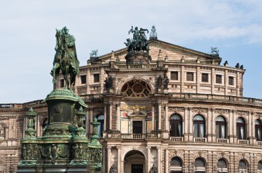 Semperoper ve Kral john Saksonya heykel