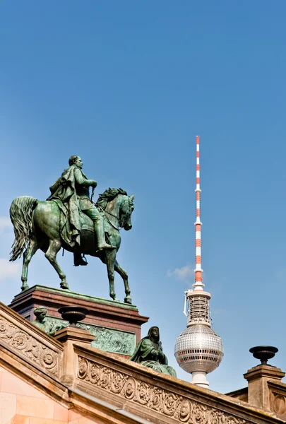 Frederick william iv standbeeld en Berlijn tv toren koepel — Stockfoto